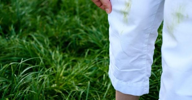 Чим відіпрати траву з одягу: перевірені способи та поради