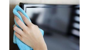 Чим протерти екран телевізора: безпечні методи та важливі правила